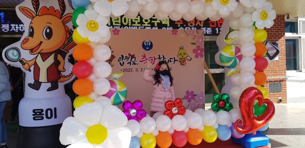 학교 현관 앞에 따로 마련된 포토존