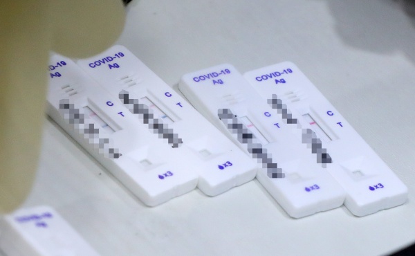 동네 병의원 코로나19 신속항원검사 키트에 검사 결과가 나타나고 있다.(사진=저작권자(c) 뉴스1, 무단 전재-재배포 금지)