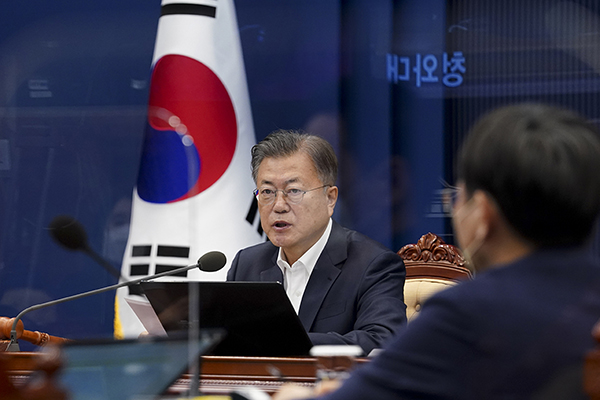 문재인 대통령이 8일 청와대 여민관에서 열린 영상 국무회의를 주재하고 있다. (사진=청와대)
