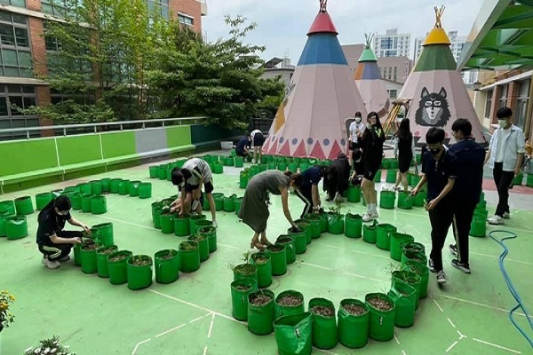 지난해 탄소중립 중점학교로 선정된 경기 송내고등학교 학생들이 식물심기 활동에 나서고 있다. (사진=송내고등학교)