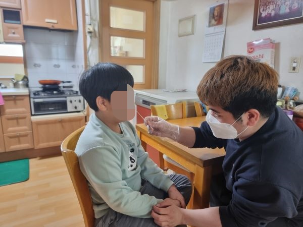 아이의 첫 코로나 검사를 진행했다. 아이도, 학부모인 나도 긴장감 가득했던 시간이었다.