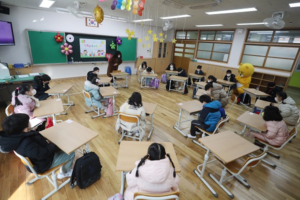 지난 3월 2일 광주 서구 치평초등학교에서 초등학교 1학년 입학식이 반별로 이뤄지고 있다. (사진=저작권자(c) 연합뉴스, 무단 전재-재배포 금지)