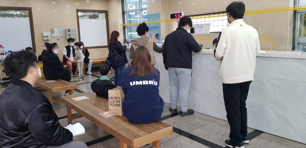 신속항원검사실 앞에 많은 사람들이 대기하고 있다.