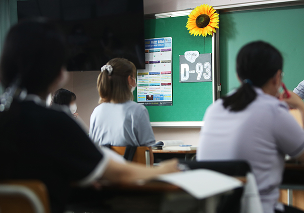 경기도 용인시 수지구 서원고등학교 3학년 교실에서 학생들이 수업 준비를 하고 있다. (사진=저작권자(c) 연합뉴스, 무단 전재-재배포 금지)