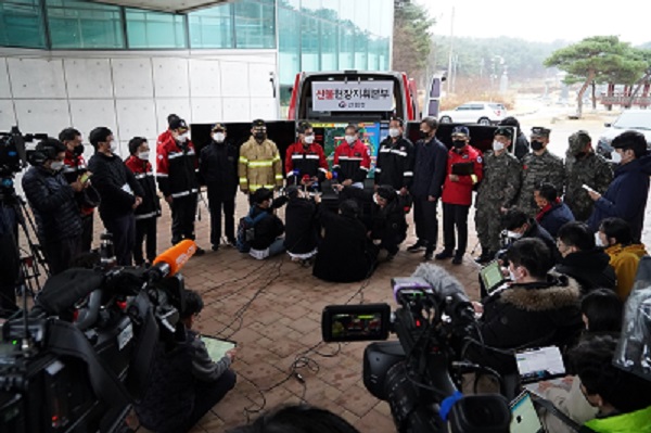 최병암 산림청장이 유관기관 관계자들과 경북 울진 및 강원 삼척 주불 진화 완료 선언을 하고 있다.