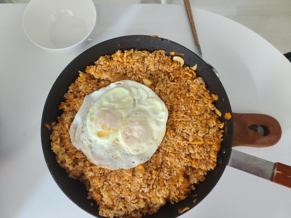 직접 음식을 만들어 먹기 시작했다.