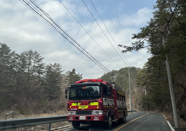 금강송 군락지 입구로 향하는 길에서 마주친 경기소방청 소속 소방차