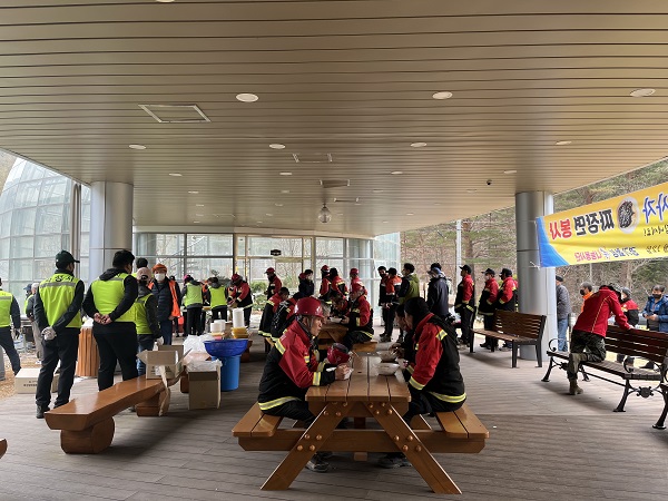 점심 식사를 즐기고 있는 소방대원들의 모습