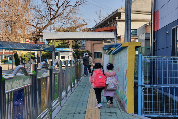 3월 14일부터 달라진 등교수칙에도 마스크를 쓴 아이들의 등교길은 즐겁기만 하다.