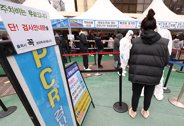 코로나19 신규 확진이 60만 명대로 예상되는 17일 오전, 서울 송파구 송파구보건소 코로나19 선별진료소가 지난주에 비해 한산한 모습이다. 현장 관계자는 이번 주부터 동네 의원과 병원에서 전문가용 신속항원검사로 확진 여부가 판별되면서 보건소에 몰렸던 시민들이 분산되고 있는 것으로 추정했다. (사진=저작권자(c) 연합뉴스, 무단 전재-재배포 금지)