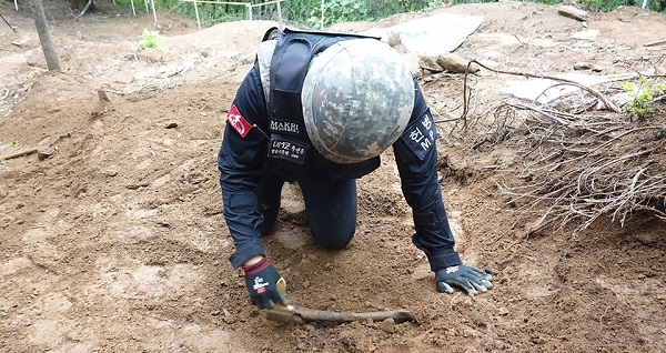 유해발굴감식단 모습.
