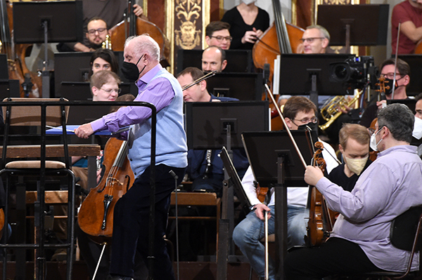 빈 필하모닉 오케스트라의 신년 축하 콘서트를 지휘할 다니엘 바렌보임(왼쪽)이 2021년 12월 29일(현지시간) 오스트리아 빈의 무지크페라인 골든 홀에서 리허설을 준비하고 있다. (사진=저작권자(c) 연합뉴스, 무단 전재-재배포 금지)