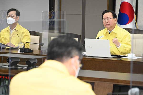 김부겸 국무총리가 25일 정부세종청사에서 열린 코로나19 중대본 회의를 주재하고 있다.(사진=국무조정실)