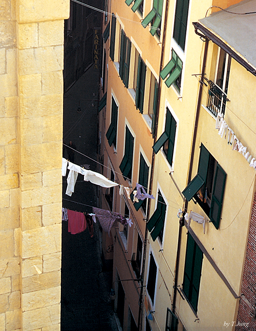 제노바의 좁은 골목길.