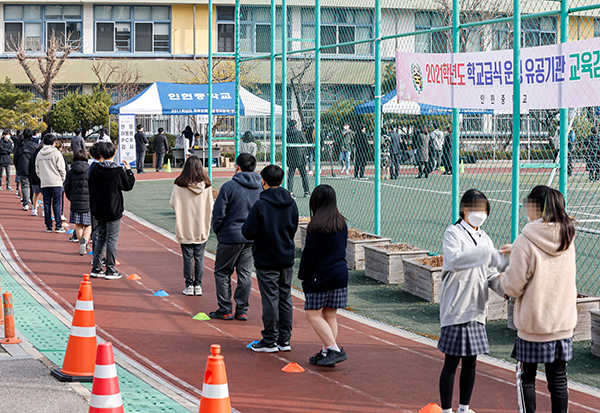 서울 관악구 인헌중학교에서 설치된 이동형 PCR 검사소에서 학생들이 검사를 받기 위해 줄을 서고 있다. (사진=저작권자(c) 연합뉴스, 무단 전재-재배포 금지)