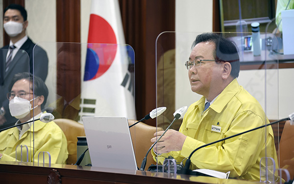 김부겸 국무총리가 30일 정부서울청사에서 열린 코로나19 대응 중앙재난안전대책본부 회의를 주재하고 있다.(사진=저작권자(c) 연합뉴스, 무단 전재-재배포 금지)