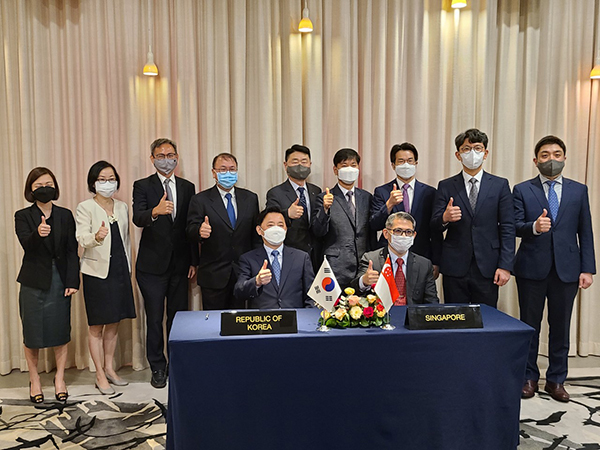 황성규 국토교통부 제2차관과 로나이셍(LOH Ngai Seng) 싱가포르 교통부 차관을 비롯한 관계자들이 ‘한-싱가포르 ITS MOU’ 체결식 후 기념촬영을 하고 있다.(사진=국토교통부)