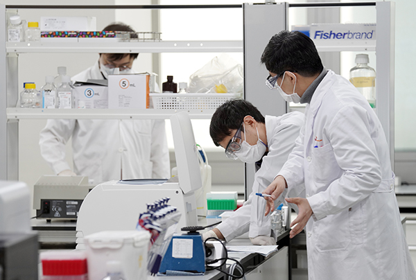 경기 성남의 SK바이오시언스 실험실에서 백신을 개발하는 연구원들의 모습. (사진=저작권자(c) 연합뉴스, 무단 전재-재배포 금지)