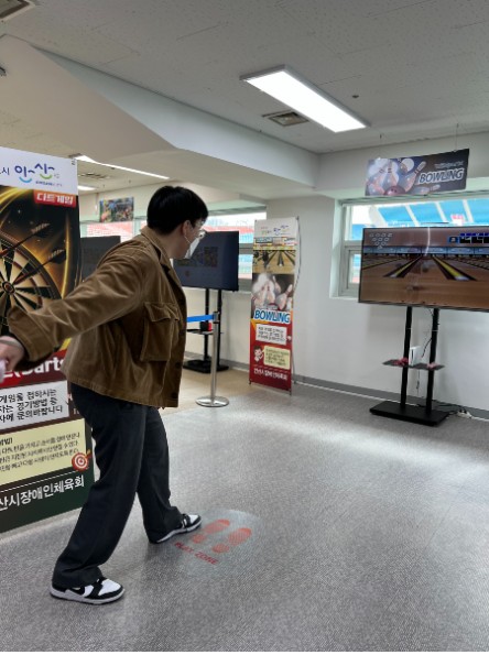 e스포츠 경기장을 체험하는 기자