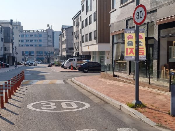 어린이보호구역과 거주구역은 30km로 제한되어있다. 최근 일방통행 등으로 안전성과 교통흐름을 높이고 있다.