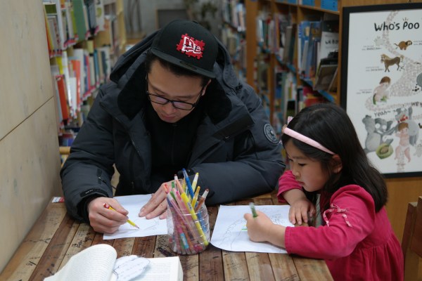 용인 느티나무도서관은 모든 자료실이 어른과 아이로 구분되지 않아 온가족이 머물기 좋은 곳이다.