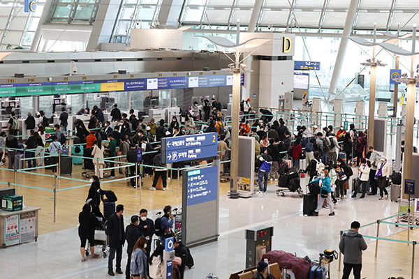 1일 인천국제공항 1터미널 출국장 체크인 카운터에서 탑승객들이 출국 수속을 밟기 위해 줄을 서 있다. 인천공항은 이날부터 정부의 방역지침 전환에 따라 인천공항 입국장 운영체계를 ‘코로나 이전’ 수준으로 전환한다.(사진=저작권자(c) 연합뉴스, 무단 전재-재배포 금지)