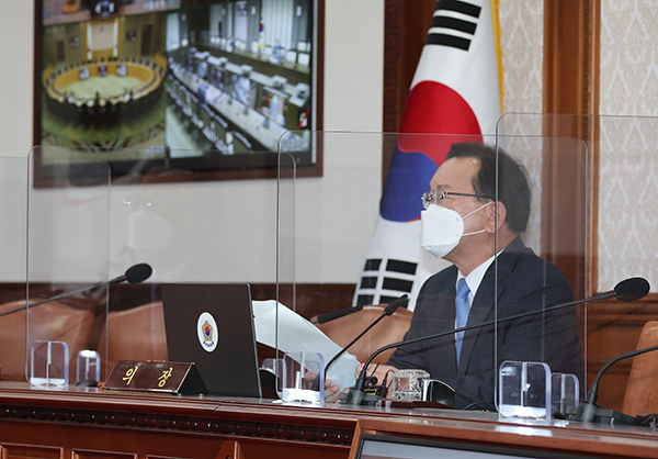 김부겸 국무총리가 6일 정부서울청사에서 윤석열 대통령 당선인이 추진 중인 대통령 집무실 이전을 위한 예비비를 의결하기 위해 열린 임시국무회의를 주재하고 있다. (사진=저작권자(c) 연합뉴스, 무단 전재-재배포 금지)