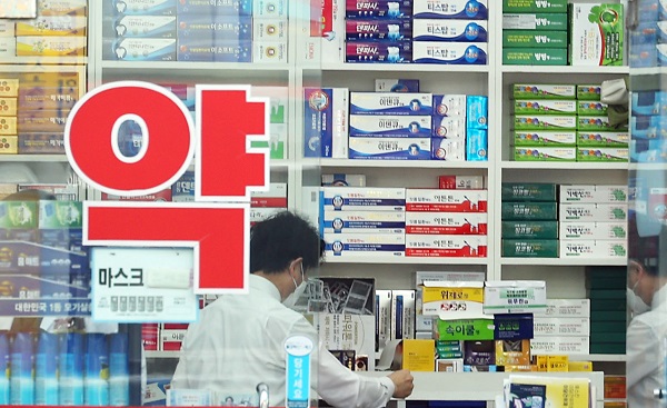 6일부터 코로나19 확진을 받은 재택치료자도 직접 약국을 방문해 의약품을 받을수 있다. 사진은 서울 시내의 한 약국. (사진=저작권자(c) 연합뉴스, 무단 전재-재배포 금지)