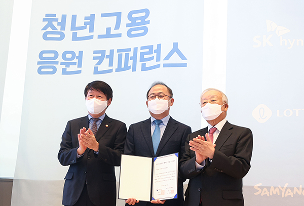 지난해 11월 안경덕 고용노동부 장관(왼쪽), 손경식 한국경영자총협회 회장(오른쪽)이 서울 성동구 KT&G 상상플래닛에서 열린 청년고용 응원 컨퍼런스에서 이상학 KT&G 부사장에게 청년고용 응원 멤버십 기업 가입증서를 수여한 뒤 기념촬영을 하고 있다. (사진=저작권자(c) 연합뉴스, 무단 전재-재배포 금지)