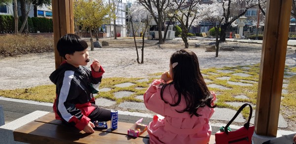 과자를 좋아하는 아이들