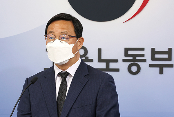 김영중 고용노동부 고용정책실장이 11일 오전 세종시 정부세종청사에서 2022년 3월 고용행정 통계로 본 노동시장 동향을 브리핑하고 있다. (사진=저작권자(c) 연합뉴스, 무단 전재-재배포 금지)