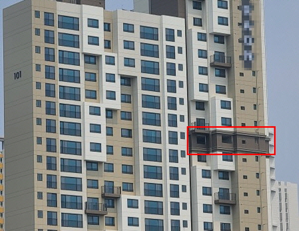 피난안전구역이 설치된 건물이라면 피난안전구역으로 신속히 대피하는 게 안전하다.