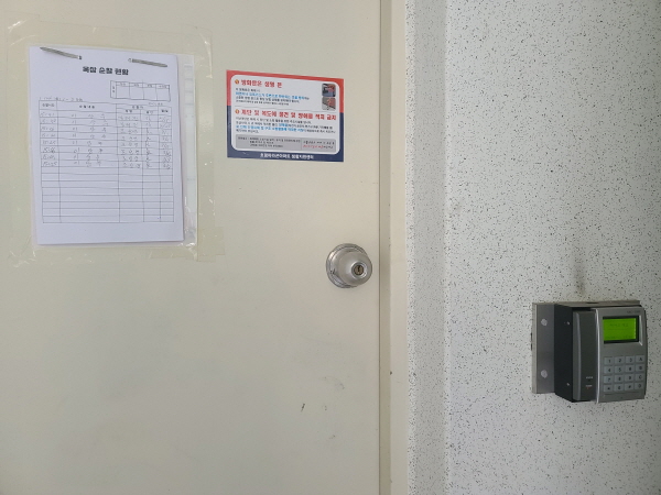 옥상 출입문의 위치와 화재 시 자동 개폐되는지 여부를 확인해둬야 한다.