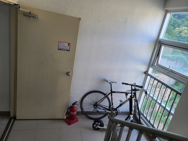 방화문을 비상용 소화기로 고인 채로 열어두는 건 우리 모두의 안전을 위협하는 행위다.