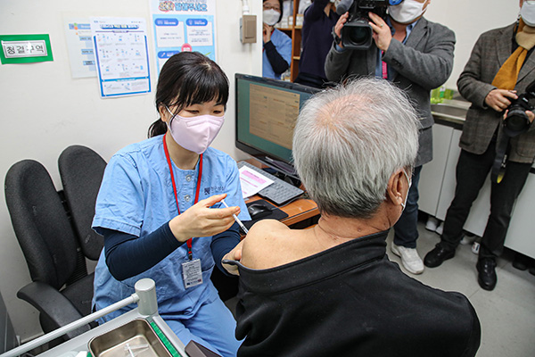 지난해 12월 서울 은평구 청구성심병원에서 한 어르신이 화이자 백신으로 3차 추가접종을 하고 있다. (사진=저작권자(c) 연합뉴스, 무단 전재-재배포 금지)