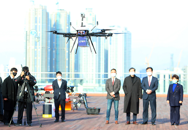 지난 1월 27일 대구 수성구 호텔수성 스퀘어에서 개최한 ‘대구·수성UAM(도심항공교통) 인프라 구축 포럼’에서 열린 드론 실증 시연에서 한 드론 파일럿이 신호를 보내자 드론이 이륙하고 있다. (사진=저작권자(c) 연합뉴스, 무단 전재-재배포 금지)