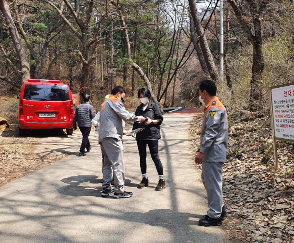 등산객들을 대상으로 산불예방 캠페인도 진행한다(사진=등산목 안전 지킴이 제공)