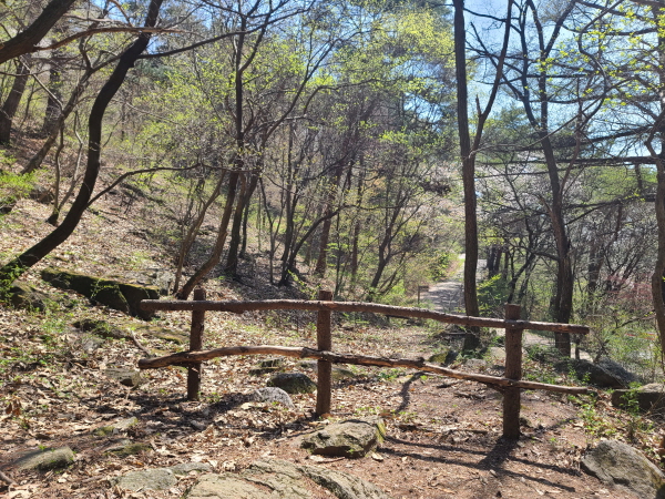지정된 등산로가 아닌 등산로를 이용할 경우 해빙기 낙석 사고나 조난 사고를 당할 수 있다.