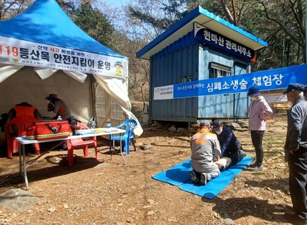 등산객들을 대상으로 CPR 교육도 진행한다(사진=등산목 안전 지킴이 제공)