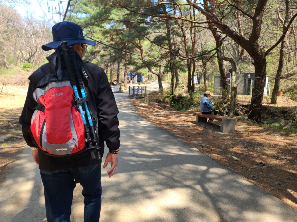 등산용 스틱은 커버를 씌우고, 사용 시에도 안전하게 쓰는 방법을 알고 사용한다.