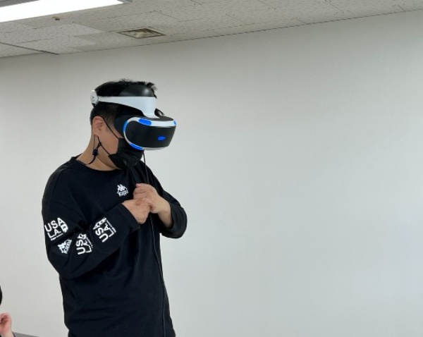 VR 체험 중인 장애인.