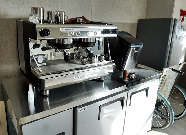 커피 머신이 있어 바리스타를 꿈꿔볼 수 있다.