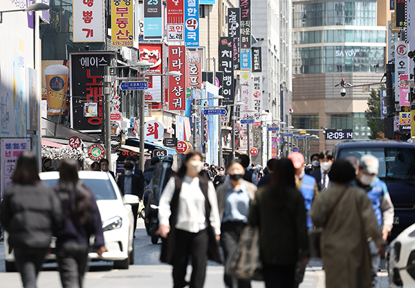 정부가 사회적 거리두기 도입 2년 1개월 만에 전면 해제를 결정한 15일 서울 시내의 한 식당가에서 마스크를 쓴 시민들이 이동하고 있다. (사진=저작권자(c) 연합뉴스, 무단 전재-재배포 금지)