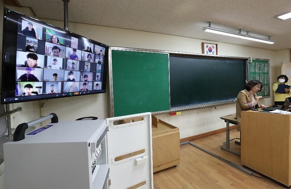 지난 2020년 4월 7일 청주시 서원구에 있는 원평중학교에서 온라인 원격수업이 진행되고 있다. (사진=문화체육관광부 국민소통실)