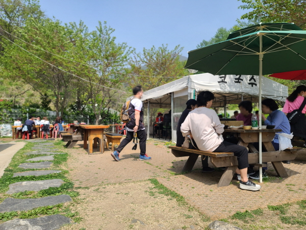 등산을 마친 등산 동호회 회원들이 인원 제한 없이 앉아 뒤풀이를 하고 있다.