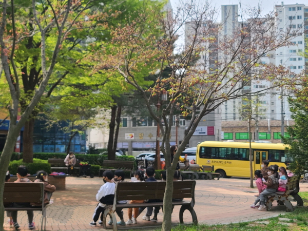 오랜만에 야외 활동 수업을 나온 어린이들도 행복한 모습이다.