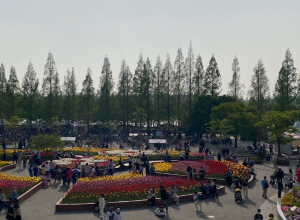 주말을 맞아 꽃박람회장을 찾은 시민들의 모습에서 행복함이 느껴진다.