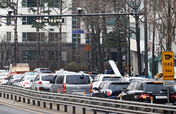 서울 종로구 사직동 인근 광화문 방향 도로에서 배출 5등급 차량에 대한 무인 카메라 단속이 실시되고 있다. (사진=저작권자(c) 연합뉴스, 무단 전재-재배포 금지)