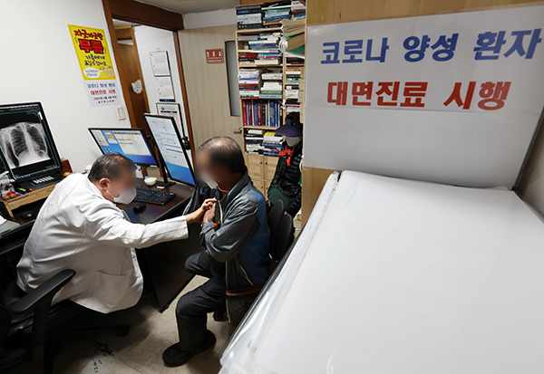 서울 은평구의 한 의원에서 의사가 코로나19 확진자를 대면진료 하고 있다. (사진=저작권자(c) 연합뉴스, 무단 전재-재배포 금지)