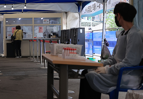 25일 서울역에 마련된 신종 코로나바이러스 감염증(코로나19) 선별진료소가 한산한 모습을 보이고 있다. (사진=저작권자(c) 연합뉴스, 무단 전재-재배포 금지)